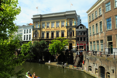 903268 Gezicht op de Winkel van Sinkel (Oudegracht 158) te Utrecht.